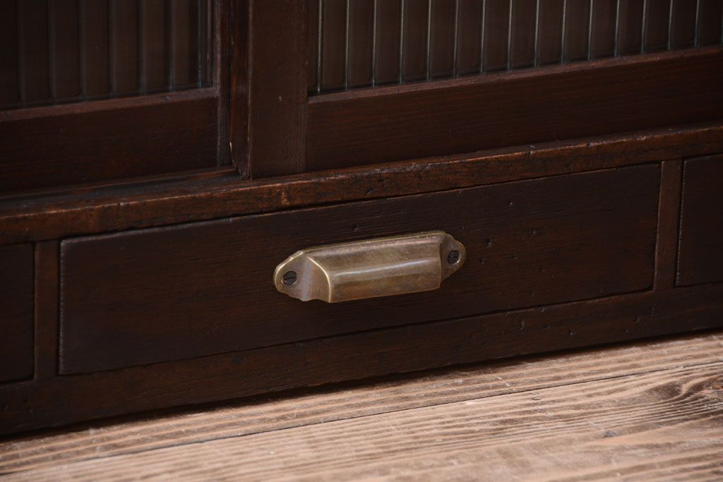 アンティーク家具　アンティーク　モールガラス引き戸のシンプルで小さなローボード(収納棚)(1)