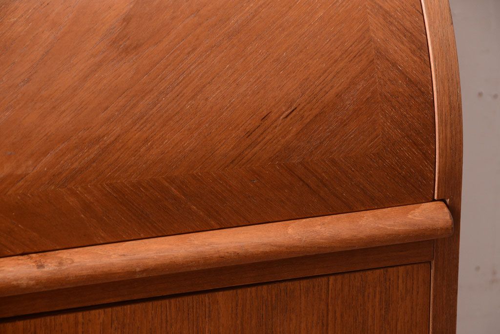 ヴィンテージ家具　北欧ビンテージ　高級品　珍しいチーク材製シリンダートップデスク