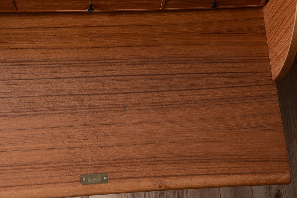 ヴィンテージ家具　北欧ビンテージ　高級品　珍しいチーク材製シリンダートップデスク