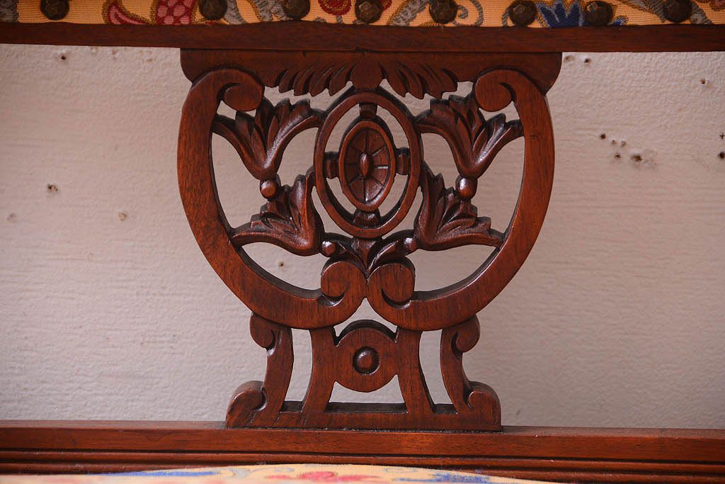アンティーク家具　彫刻入り!豪華なイギリスアンティークのシェーズロング(ソファ)
