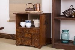 アンティーク家具　透かし彫り　指物　高級品　タモ玉杢材の小ぶりな古い飾り棚
