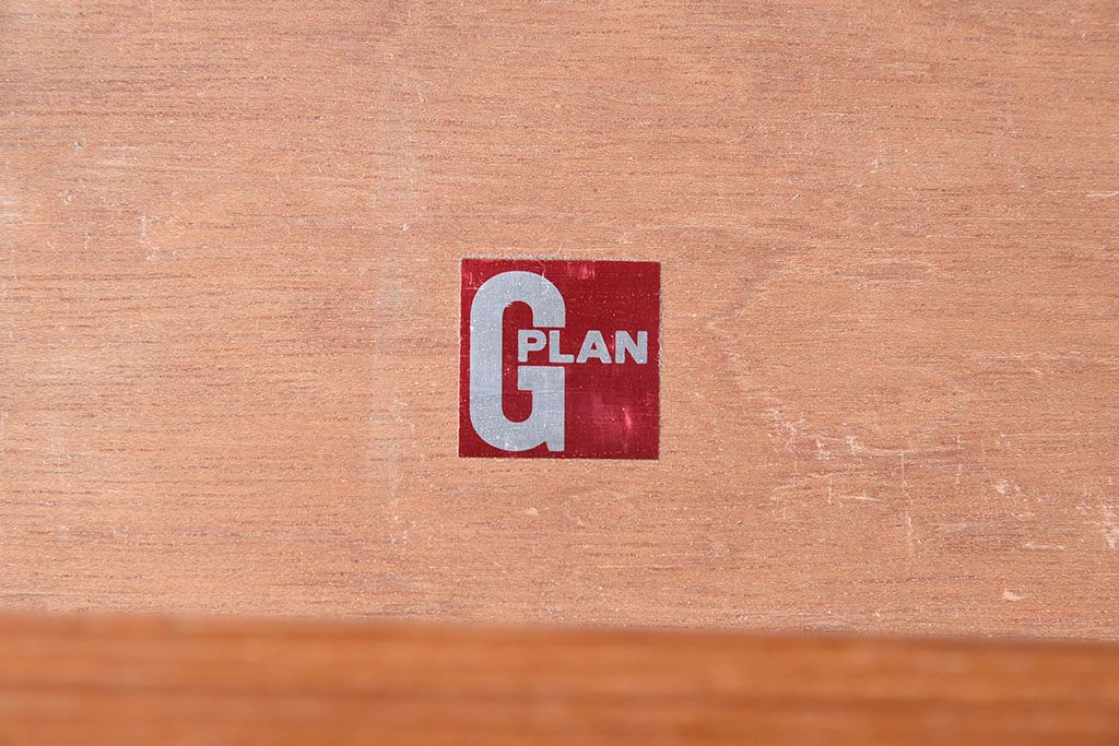 ヴィンテージ家具　G-PLAN(ジープラン)　北欧ビンテージ　チーク材　サイドキャビネット