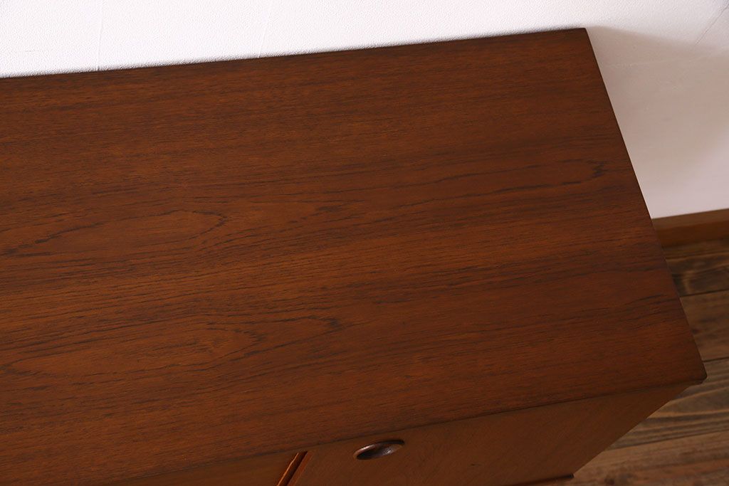 北欧家具　チーク材製　シンプルでスタイリッシュなデザインの脚付きサイドボード