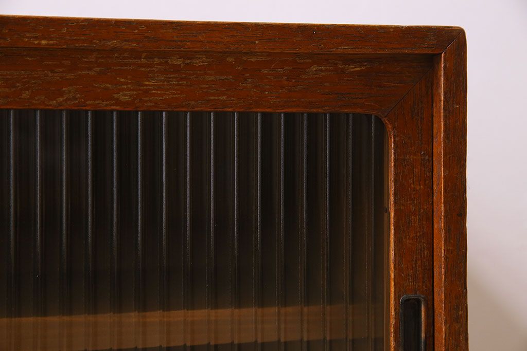 アンティーク家具　アンティーク　モールガラス引き戸のシンプルで小さなローボード(収納棚)