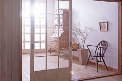 アンティーク建具　どこか懐かしい雰囲気を醸し出す素朴なガラス窓1枚(木製扉)(R-068297)