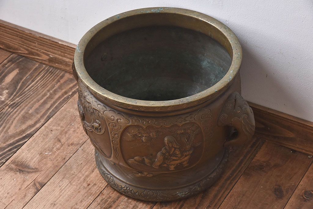 アンティーク雑貨　古民具・骨董　在銘　風情ある彫刻図が魅力的な真鍮火鉢(1)