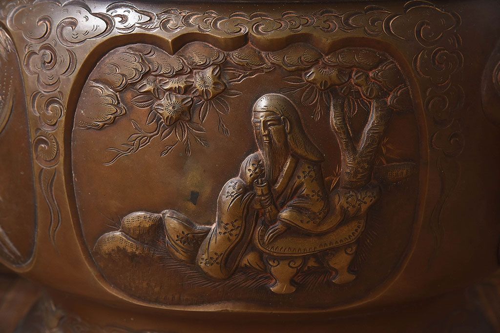 アンティーク雑貨　古民具・骨董　在銘　風情ある彫刻図が魅力的な真鍮火鉢(1)