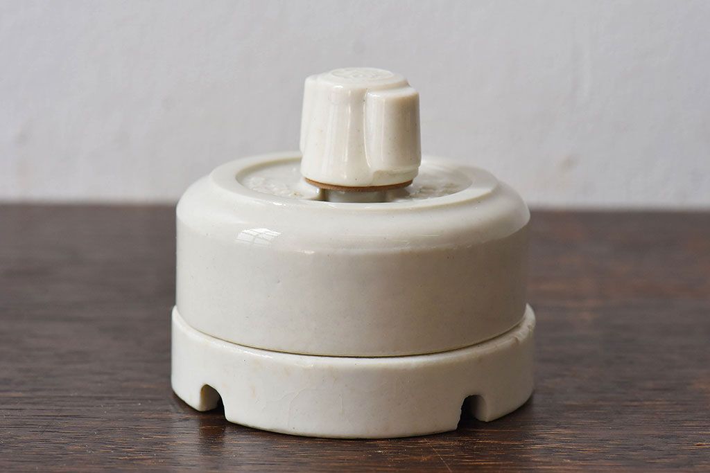 アンティーク雑貨　アメリカ製　陶器　シンプルで可愛らしいアンティークスイッチ