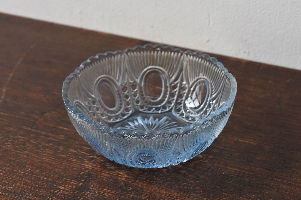 アンティーク雑貨 昭和レトロ 涼しげな水色のガラス鉢(皿、器、プレス 