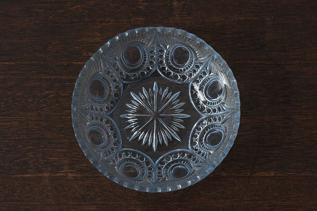 アンティーク雑貨　昭和レトロ　涼しげな水色のガラス鉢(皿、器、プレスガラス)