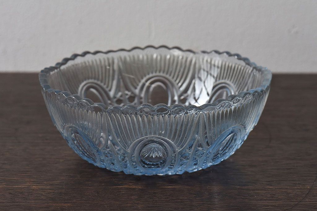 アンティーク雑貨　昭和レトロ　涼しげな水色のガラス鉢(皿、器、プレスガラス)