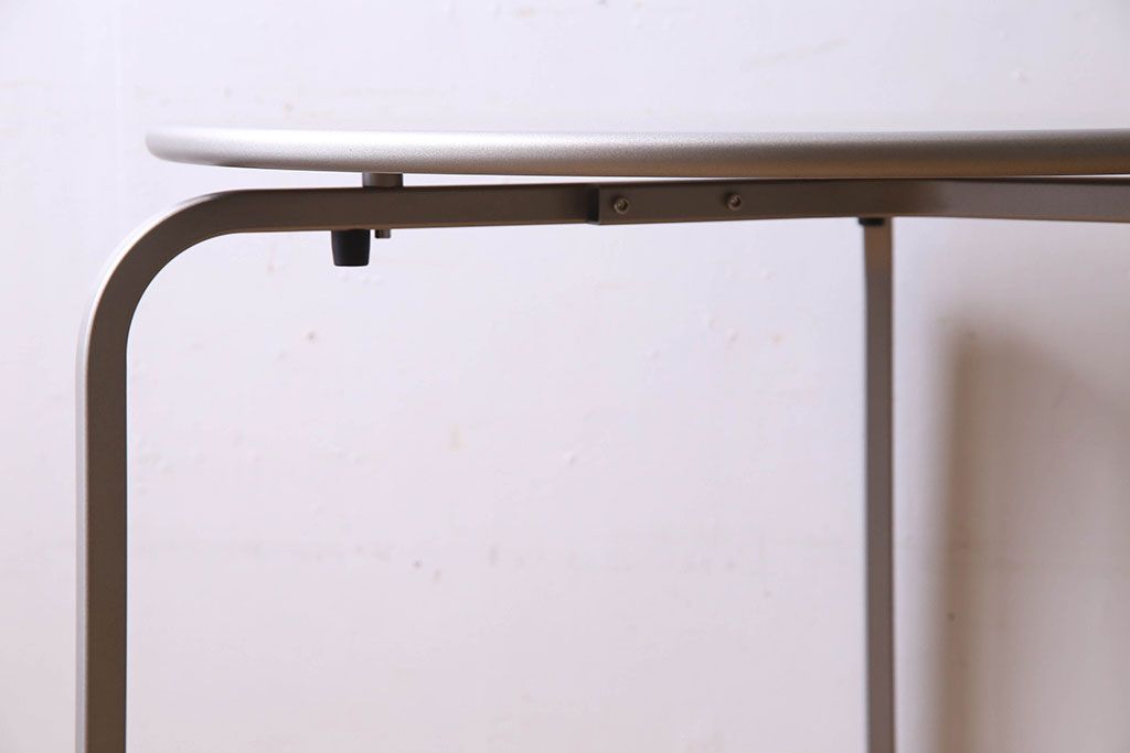 中古　ブランド家具　BISTRO(ビストロ)　アウトドアユース　Cassinaixc.(カッシーナイクスシー)　ラウンドテーブル(サイドテーブル、コーヒー  テーブル)(定価約6万円)