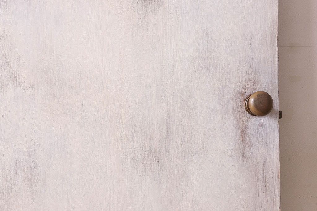 レトロ　丸いミラーがかわいらしい　シャビーな雰囲気漂うペイントドア(扉)