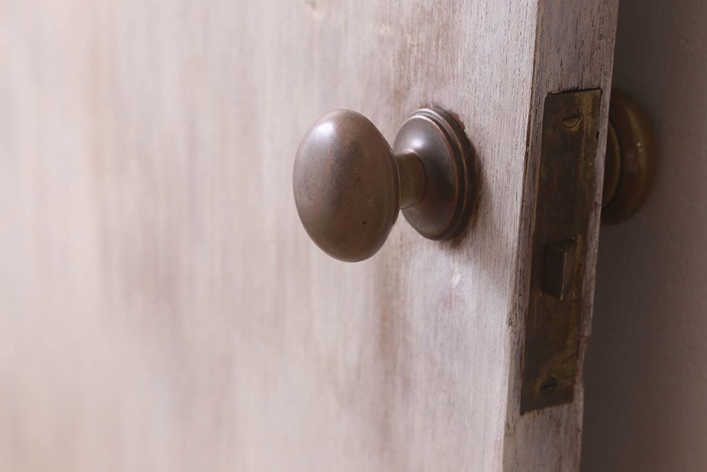 レトロ　丸いミラーがかわいらしい　シャビーな雰囲気漂うペイントドア(扉)
