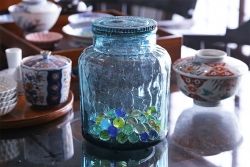 アンティーク雑貨　アンティーク　涼しげな色合い桜の模様が魅力的な蓋付きガラス瓶(ガラスビン)(2)