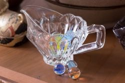 アンティーク雑貨　イギリスビンテージ　上品なデザインのガラス製ジャグ(ピッチャー、水差し)