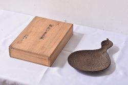 アンティーク雑貨　平安金寿堂造　大正昭和期 鉄瓢形菓子盆(茶道具)・外箱付き