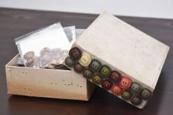 アンティーク雑貨　ビンテージ　ビターな色合いの古いボタンセット