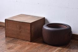 アンティーク雑貨　和製アンティーク　箱付　深みのある色合いが魅力的な刳り貫き桐火鉢(木製火鉢、桐火桶、鉢  カバー)