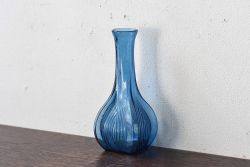 アンティーク雑貨　昭和レトロ　個性的なデザイン!青いガラスが印象的な一輪挿し(花瓶)
