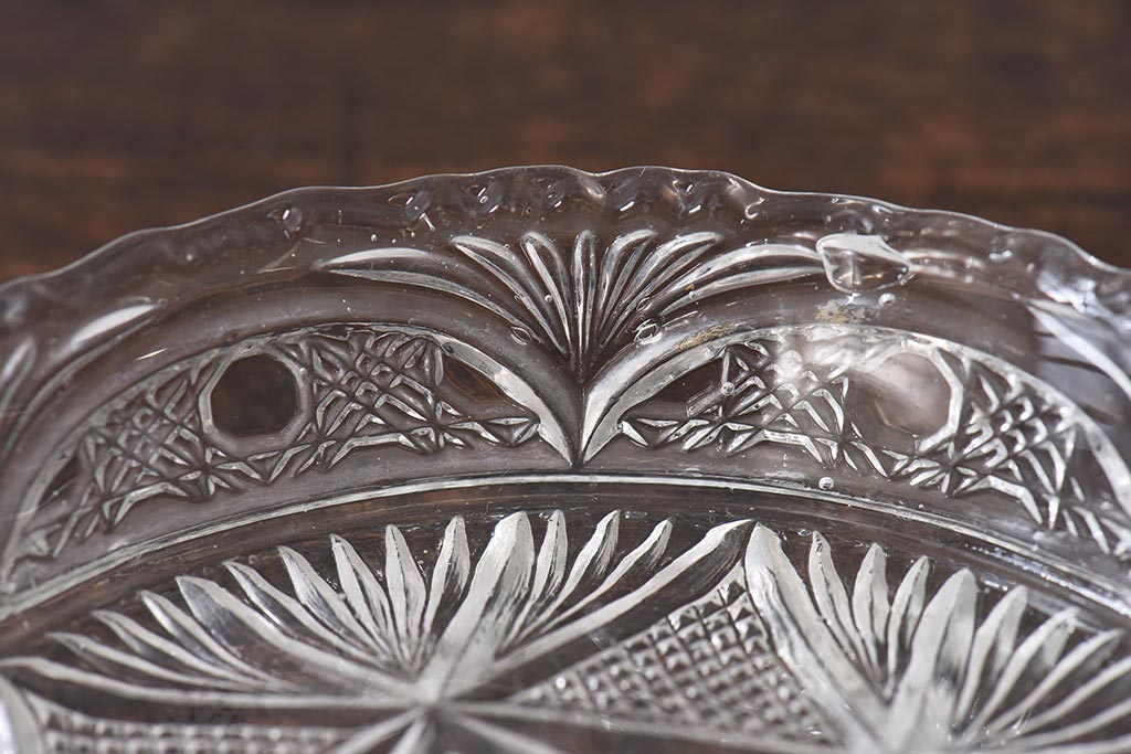 アンティーク雑貨　昭和レトロ　小振りなサイズが可愛らしいプレスガラス製のお皿(器)2枚セット