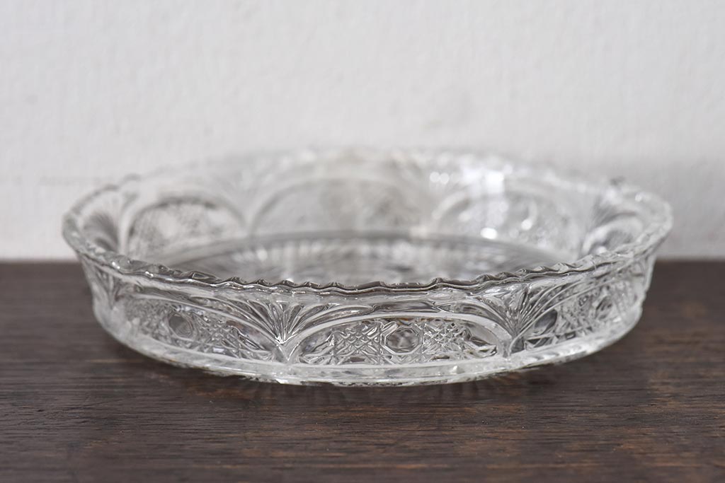 アンティーク雑貨　昭和レトロ　小振りなサイズが可愛らしいプレスガラス製のお皿(器)2枚セット