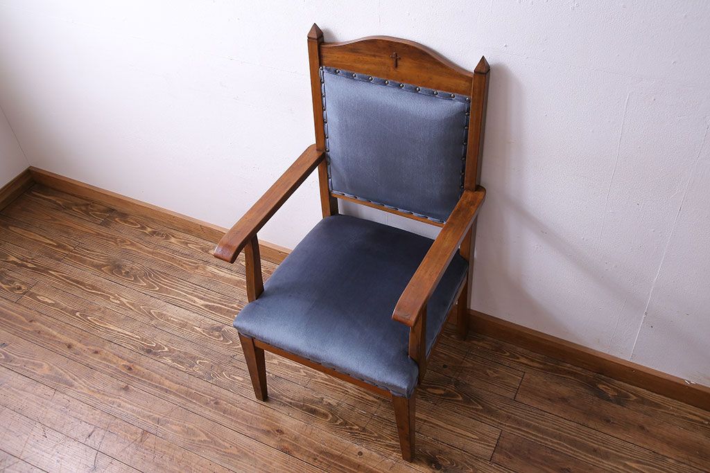 レトロ家具　昭和レトロ　古い木の質感が趣き深いチャーチチェア(椅子、アームチェア)(クロスの彫刻入り)