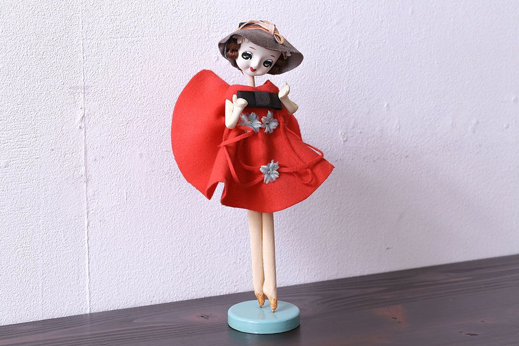 アンティーク雑貨 赤いワンピースが可愛らしいレトロなポーズ人形 