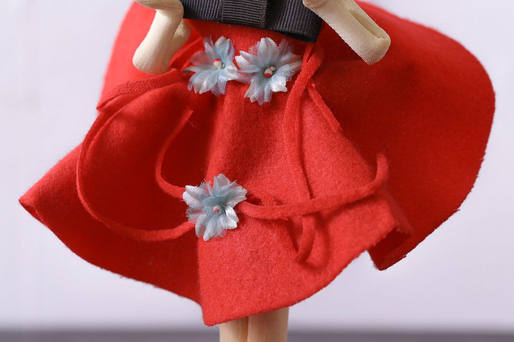 アンティーク雑貨　赤いワンピースが可愛らしいレトロなポーズ人形(ドール)