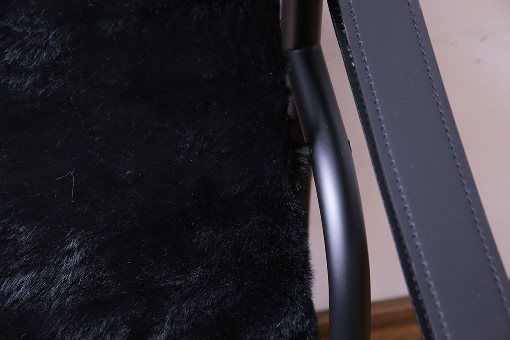 中古　Cassina(カッシーナ)　ル・コルビュジエ　黒・仔牛毛皮　LC1スリングチェア(アームチェア、椅子)(定価約42万円)