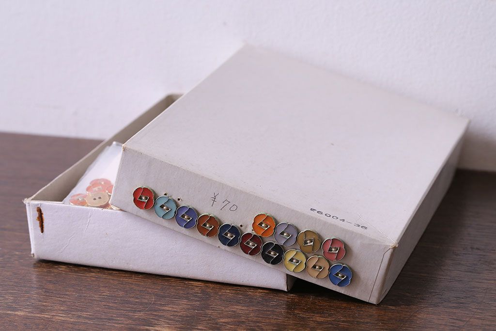 アンティーク雑貨　ビンテージ　マットカラーがおしゃれなボタンセット