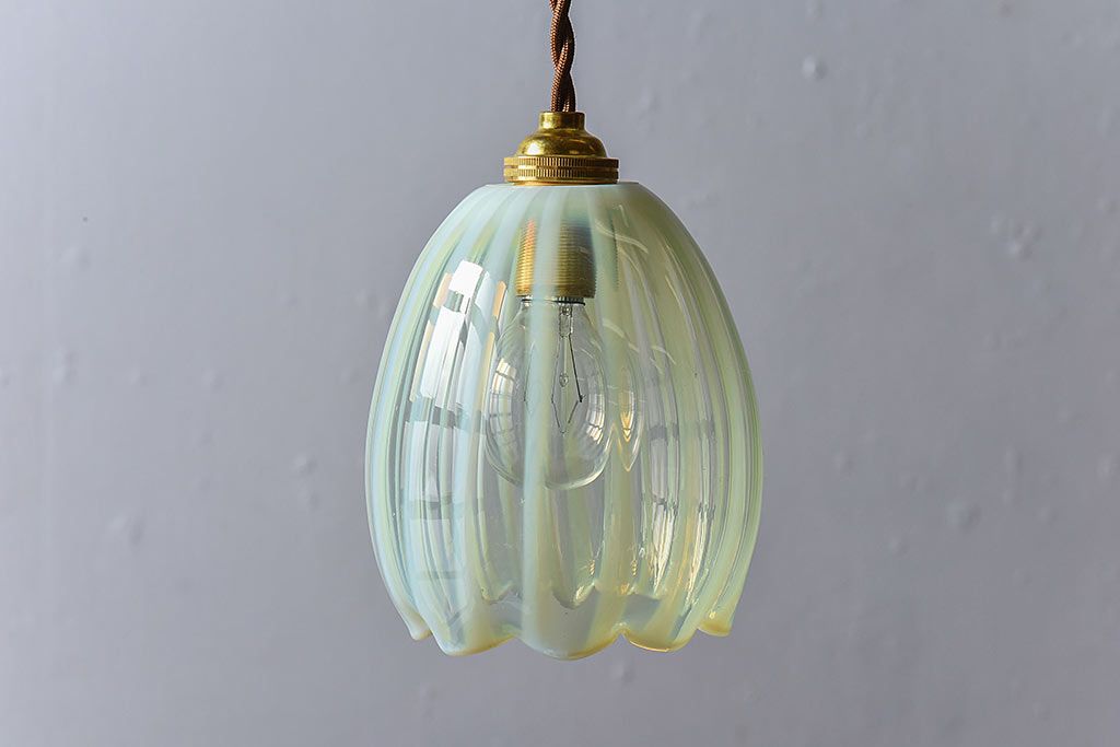 つぼみのようなデザインが可愛らしいウランガラス製シェード(電笠、天井照明)