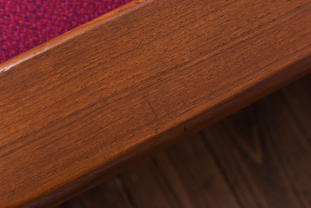 ヴィンテージ家具　北欧ビンテージ　チーク材　ファブリックが差し色になる二人掛けソファ(ラブソファ、ダイニングソファ)