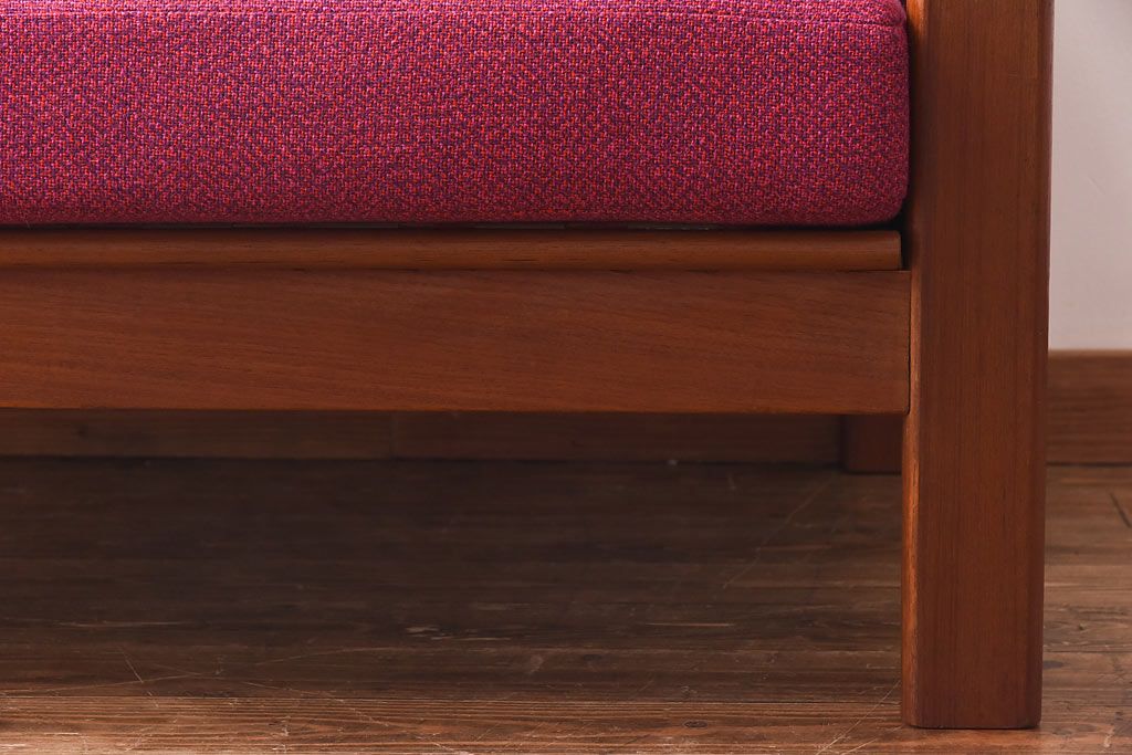 ヴィンテージ家具　北欧ビンテージ　チーク材　ファブリックが差し色になる二人掛けソファ(ラブソファ、ダイニングソファ)