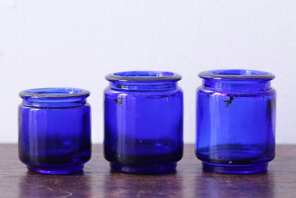 アンティーク雑貨　イギリス　レトロで可愛らしい小さな青色ガラス瓶(ビン)3個セット(2)