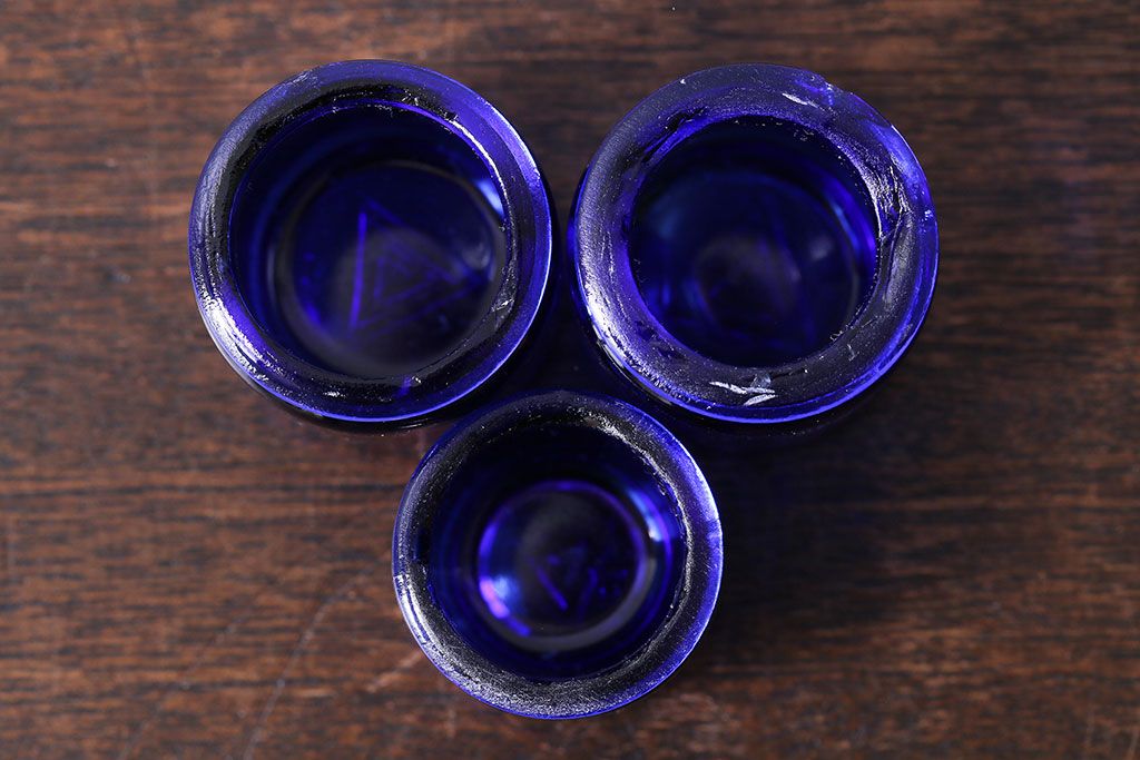 アンティーク雑貨　イギリス　レトロで可愛らしい小さな青色ガラス瓶(ビン)3個セット(2)
