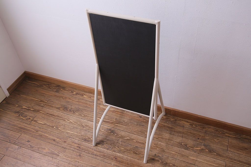 アンティーク雑貨　ペイント家具　ナチュラルカラーがペイントされたレトロなブラックボード(黒板)(3)