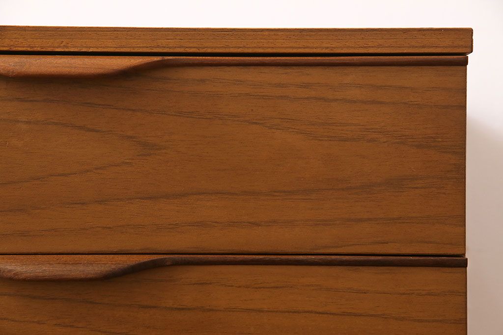 ヴィンテージ家具　北欧ビンテージ　チーク材　スタイリッシュなデザインのサイドチェスト(サイドボード、ローチェスト、引き出し)