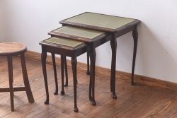 アンティーク雑貨　イギリス家具　高級感あるレザートップのネストテーブル(入れ子式テーブル、サイドテーブル、コーヒーテーブル、花台)(1)