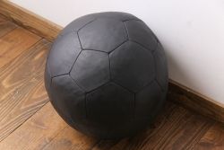 アンティーク雑貨　ビンテージ　de Sede(デセデ)　サッカーボール型　本革製クッション・ブラック(ボールクッション)(3)