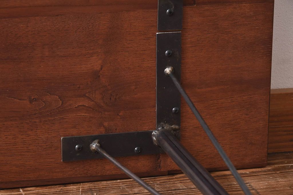リメイク　ケヤキ材一枚板　厚みのある古材を使用した鉄脚サイドテーブル(作業台、飾り台、カフェテーブル)
