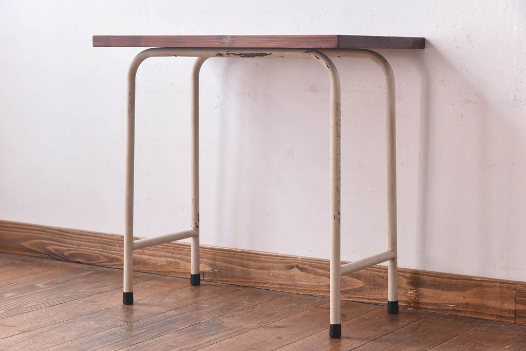 ヒノキ無垢材　ペイント　古い鉄脚がおしゃれなリメイクテーブル(カフェテーブル、鉄脚テーブル、サイドテーブル)