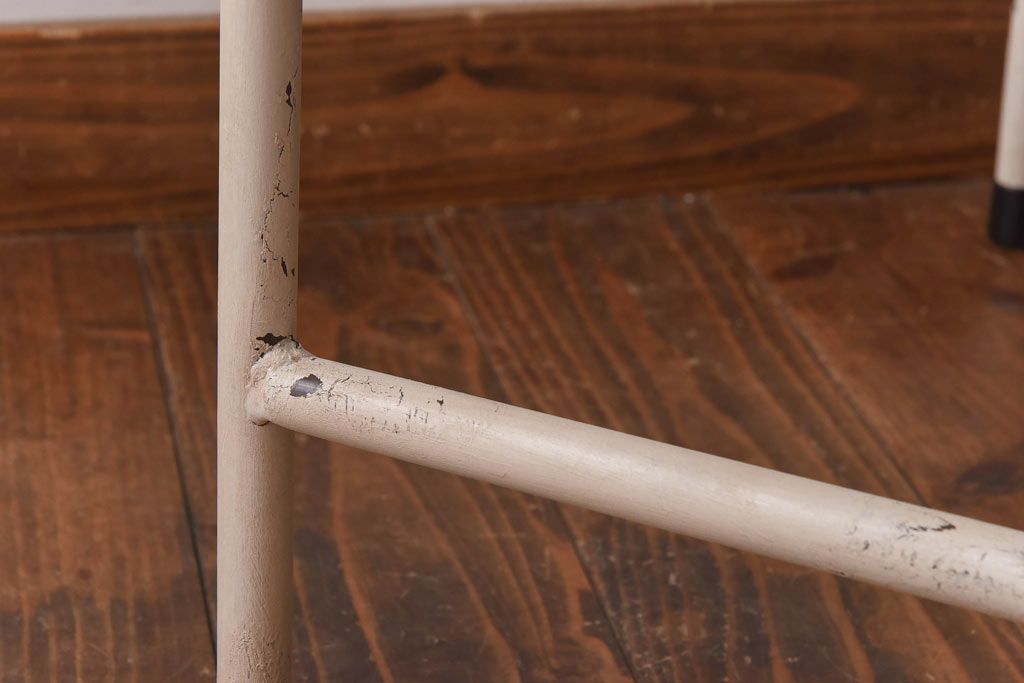 ヒノキ無垢材　ペイント　古い鉄脚がおしゃれなリメイクテーブル(カフェテーブル、鉄脚テーブル、サイドテーブル)