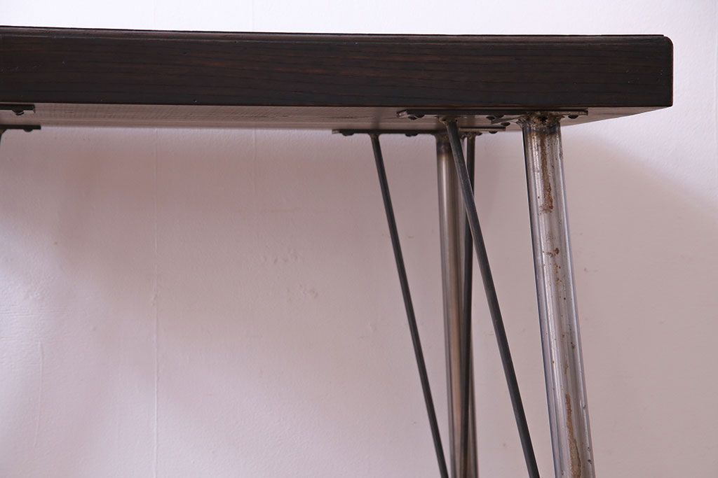 リメイク品　古材使用　欅材の深い色味が魅力の鉄脚テーブル(サイドテーブル、作業台、カフェテーブル)