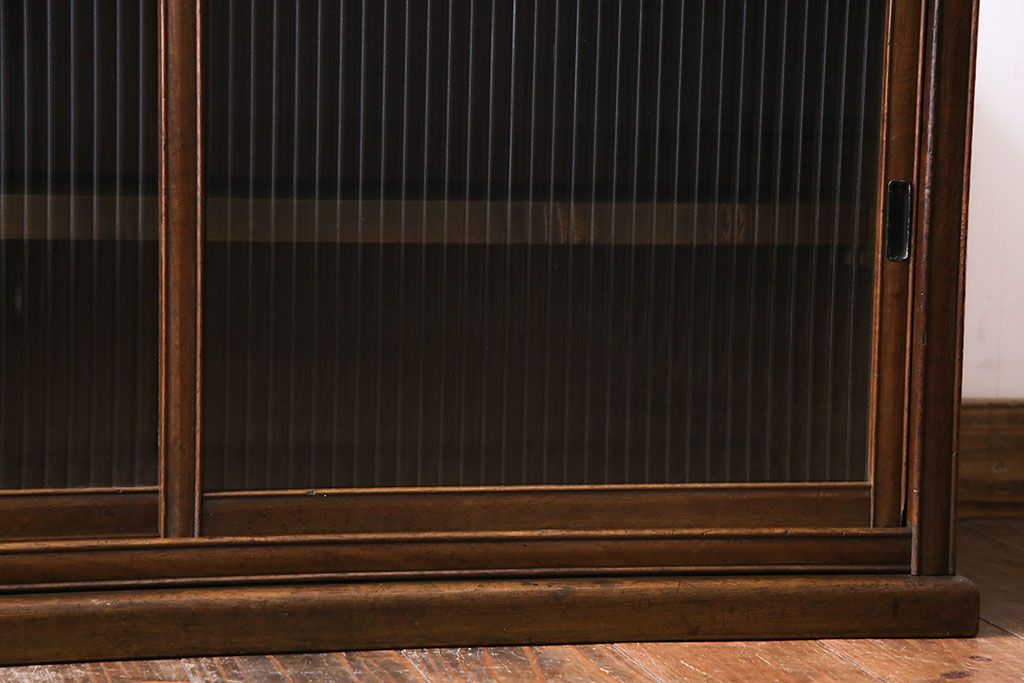 レトロ家具　昭和レトロ　ナラ材　モールガラスが可愛らしいローボード(戸棚、収納棚)