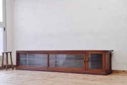 アンティーク家具　天板欅材一枚板　両面ガラスのモールガラス特大ローボード