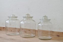 アンティーク雑貨　古いフタ付きのガラス瓶3個セット