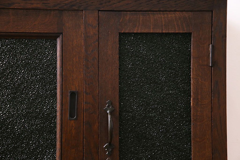 アンティーク家具　大正ロマン　色ガラス　古いナラ材の質感が味わい深い収納棚(ローボード、食器棚、ブックケース)(R-030412)