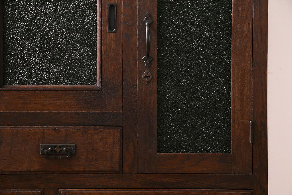 アンティーク家具　大正ロマン　色ガラス　古いナラ材の質感が味わい深い収納棚(ローボード、食器棚、ブックケース)(R-030412)