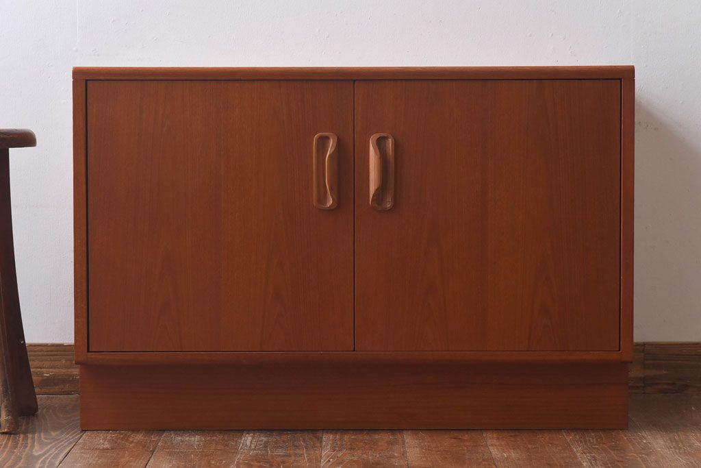 G-PLAN(ジープラン)　Fresco(フレスコ)　北欧家具　チーク材　美しいフォルムのローボード(キャビネット、収納棚)(R-030444)